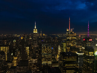 Obraz premium Night view of Manhattan from the top of one of the tallest buildings. New York