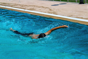 man swiming in the swiming-pool