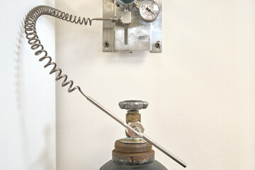 Connected gas cylinder. Measurement of pressure. 