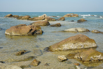 reef stones that emerge from the sea are often found along the coast.