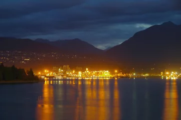 Foto auf Leinwand Twilight sunrise morning hout in bay of Vancouver harbor with industrial buildings and lights and mountain scenery © Tamme