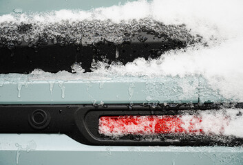 凍った車の後部バンパー