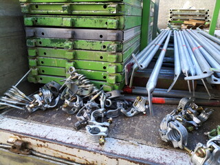 Metallteile aus eisen und Stahl für ein Baugerüst auf der Ladefläche und Pritsche des Lastwagen...
