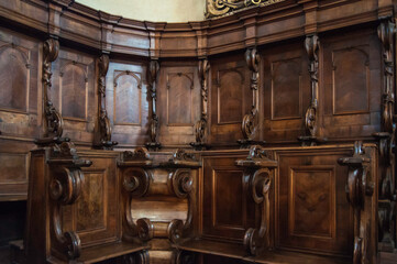 Detail einer alten, geschnitzten  Bank in einer Kirche  in Italien. Frontalansicht 