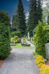 Blick über den Friedhof zu einer großen Skulptur