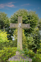 großes Steinkreuz mit dem Kopf von Jesus