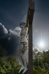 Jesus am Kreuz vor dunklen Wolken