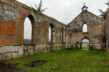 Fototapeta na wymiar Les ruines d'une ancienne église en Irlande
