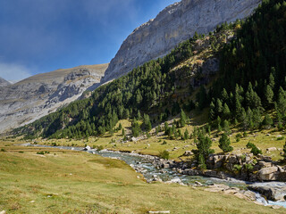 Fototapeta na wymiar Views on the autumn hiking route in the Ordesa valley, Aragonese Pyrenees, Spain