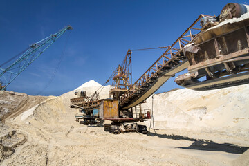 Rotary crawler excavator