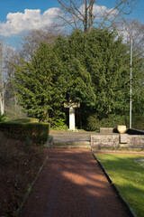 Großes Steinkreuz als Mittelpunkt eines Friedhofs