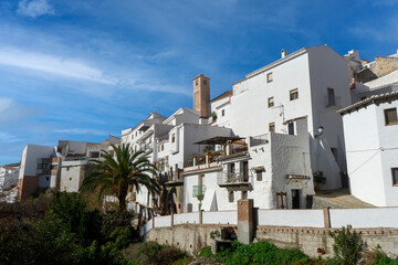 Fototapeta na wymiar paseo por las blancas calles del municipio de Salares en la provincia de Málaga, Andalucía