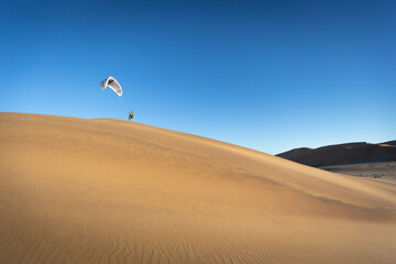 Parasailor lands on giant sand dunes