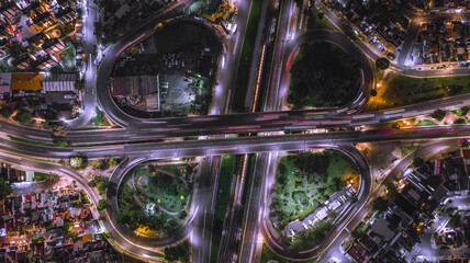 Fotografía aérea de la vialidad en la CDMX, mostrando sus formas al recorrer de los automóviles.