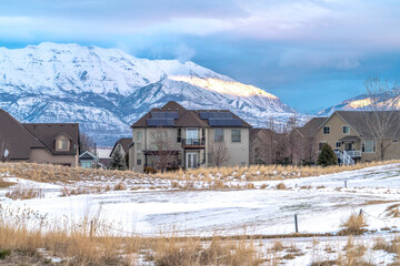 Fototapeta na wymiar Houses on picturesque Utah Valley winter scene with Wasatch Mountains backgorund