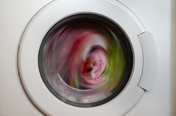 Washing machine door with rotating garments inside