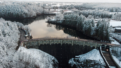 Barrage enneigé