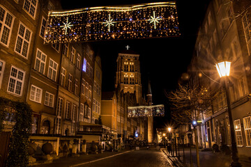 Fototapeta na wymiar Cathedral in the old town of Gdansk, Christmas light decorations