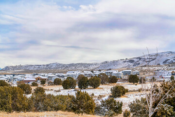 Fototapeta premium Utah valley residential landscape with houses and mountain on a snowy winter