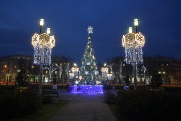 Obraz premium city night view, Christmas tree and street illuminations decorate square