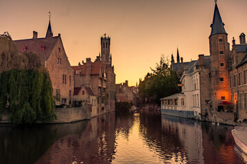 Fototapeta premium Sunset over the canal of Bruges, Belgium