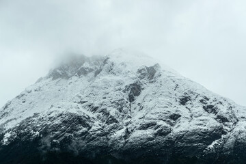 Montagna in Austria, innevata e imponente.
