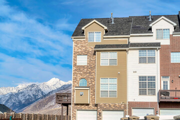 Fototapeta na wymiar Stunning Wasatch Mountains and snowy peak with townhouse in the foreground