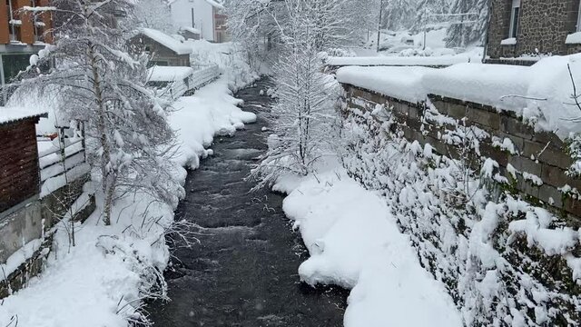 La Dordogne enneig&eacute; au Mont Dore en hiver, Auvergne
