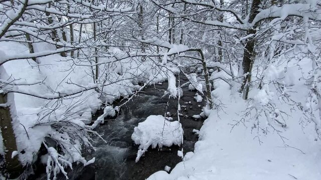 La Dordogne enneig&eacute; au Mont Dore en hiver, Auvergne