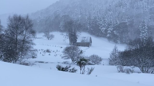 Chalet enneig&eacute; en hiver au Mont Dore, Auvergne