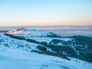 Fototapeta na wymiar beautiful winter sunrise in the mountains