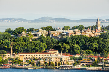 Obraz premium Panoramic view of Golden Horn with Topkapi palace from Galata tower, Istanbul, Turkey