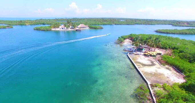 playa tur&iacute;stica en una isla del caribe colombiano, para&iacute;so tur&iacute;stico.
