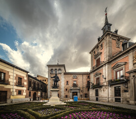 Fototapeta premium Plaza de la Villa in Madrid under a dramatic sky