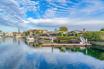 Fototapeta premium Serene seaside scenery at a neighborhood in Huntington Beach on a cloudy day