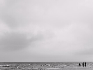 Fototapeta na wymiar Family silhouette in the baltic sea 