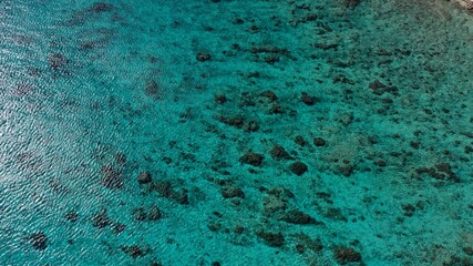 エメラルドグリーンの海をドローンで上から撮影した