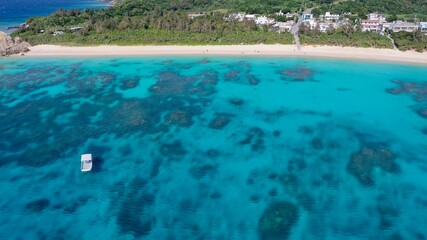 沖から浜辺に向かうドローン