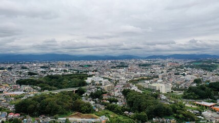 日本の郊外の景色、ドローンで上空から撮影
団地、森、林、空