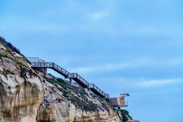 Naklejka premium Stairs and building on a rocky cliff overlooking ocean in La Jolla California
