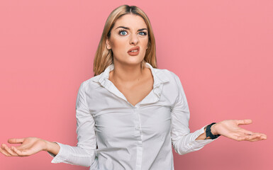 Young caucasian woman wearing casual clothes clueless and confused with open arms, no idea concept.