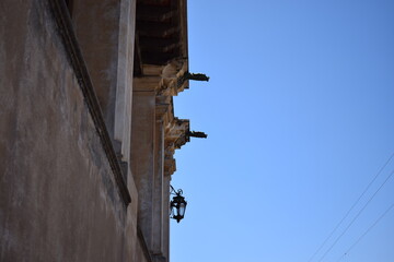 Construcción antigua con detalles de escultura junto al cielo 