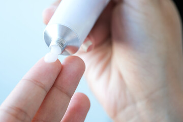 The woman's hand, she uses steroids Apply External type