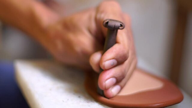 manos martillando para realizar un zapato, t&eacute;cnica de zapater&iacute;a y cuero