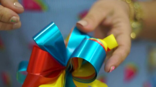 Decoraci&oacute;n con cinta de colores, laso con cinta, manualidad.