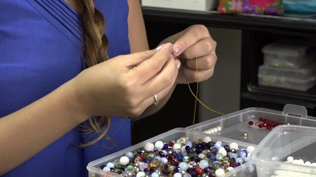 Manualidades en collares y perlas, artesan&iacute;as decorativas