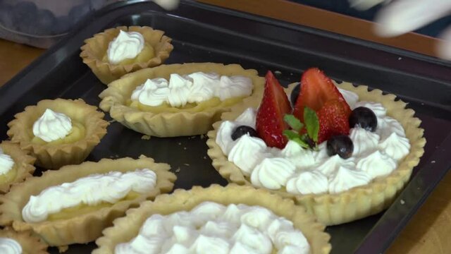 pie con crema y fresas, tarta para fiesta