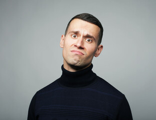 Obraz premium young man posing over grey background
