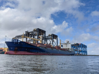 Naklejka premium A Big Container Ship with Big Cranes, 大きなコンテナ船と大きなクレーン