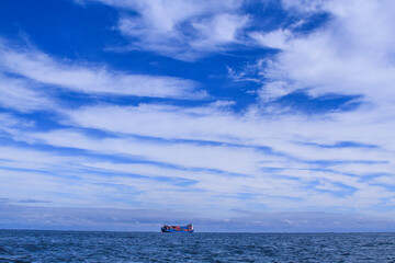 Big Blue Sky and a small Cargo Ship, 大きな青い空と小さなコンテナ船